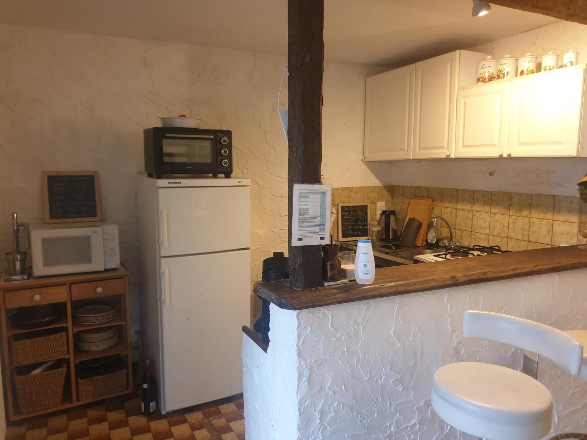 Maison Marylene Possibilite De Louer 2 Chambres Et Un Lit 1Place Supplementaire Ici C'Est Calme Et Simple Entretien Et Petit Dejeuner A Regler Sur Place Vous Gagnez 16 Pour-Cent Givry  Rum bild