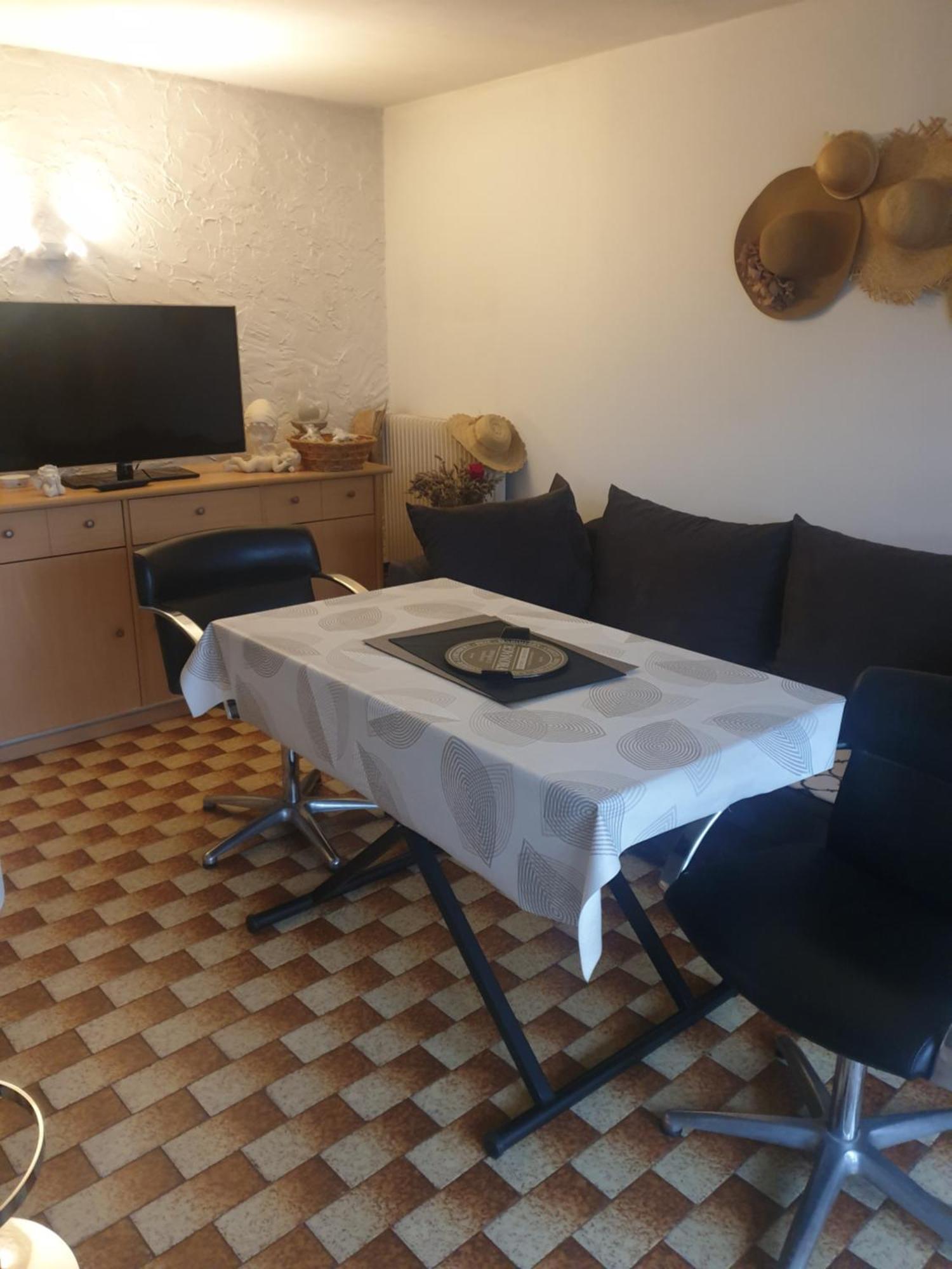 Maison Marylene Possibilite De Louer 2 Chambres Et Un Lit 1Place Supplementaire Ici C'Est Calme Et Simple Entretien Et Petit Dejeuner A Regler Sur Place Vous Gagnez 16 Pour-Cent Givry  Rum bild